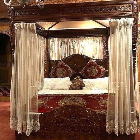 Mascot Houseboats Hotel Srīnagar Екстериор снимка