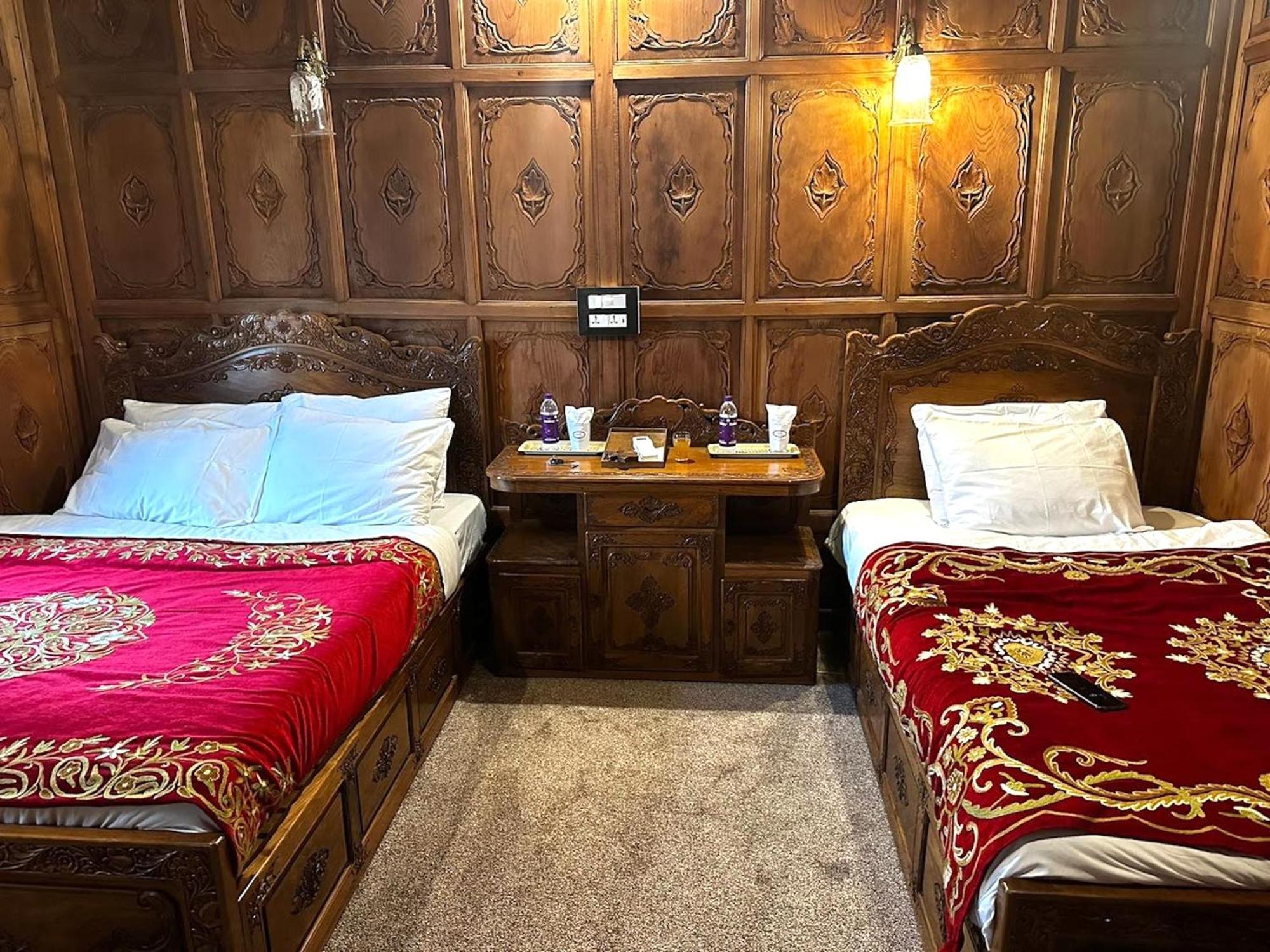 Mascot Houseboats Hotel Srīnagar Екстериор снимка