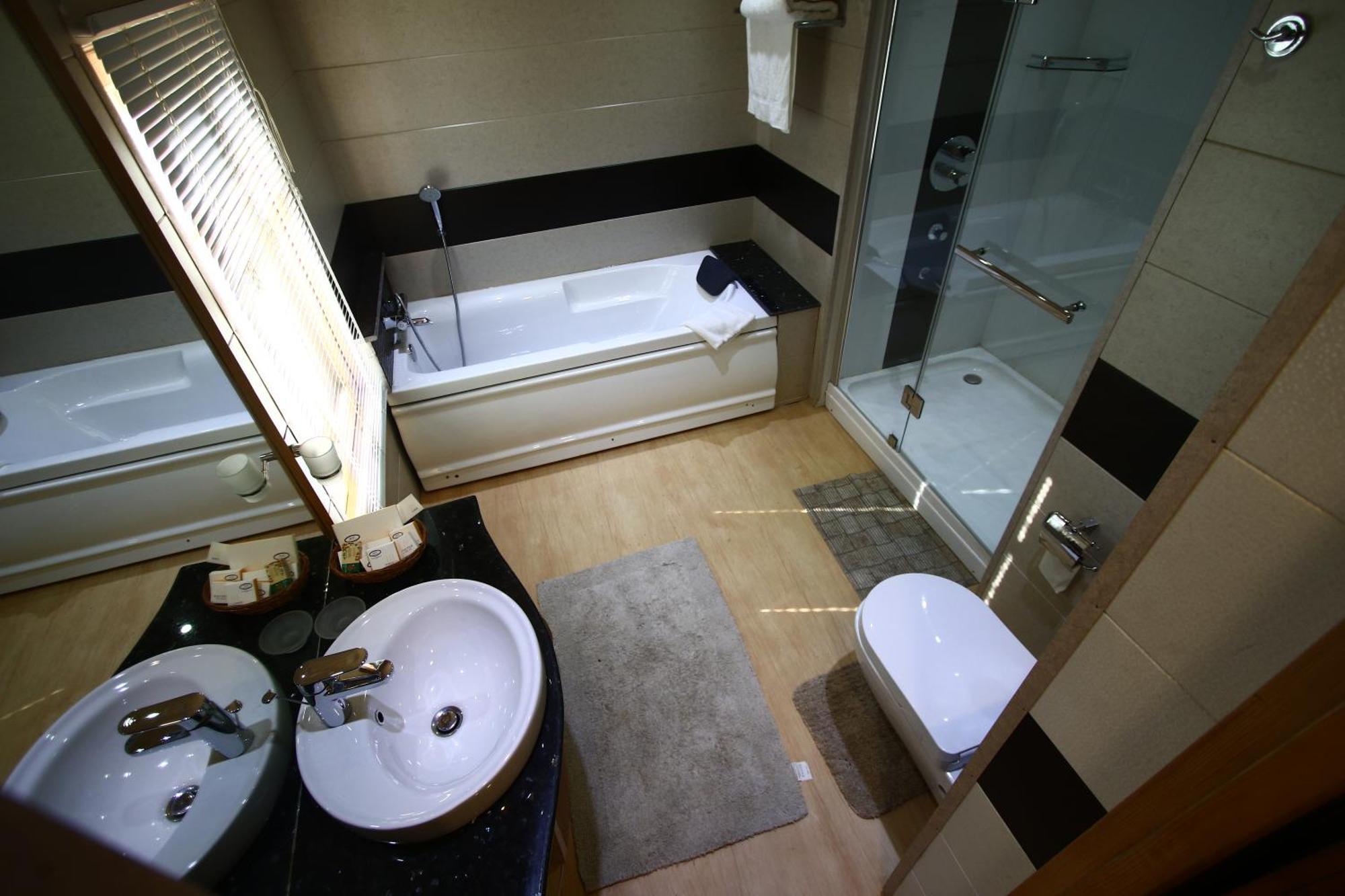 Mascot Houseboats Hotel Srīnagar Екстериор снимка