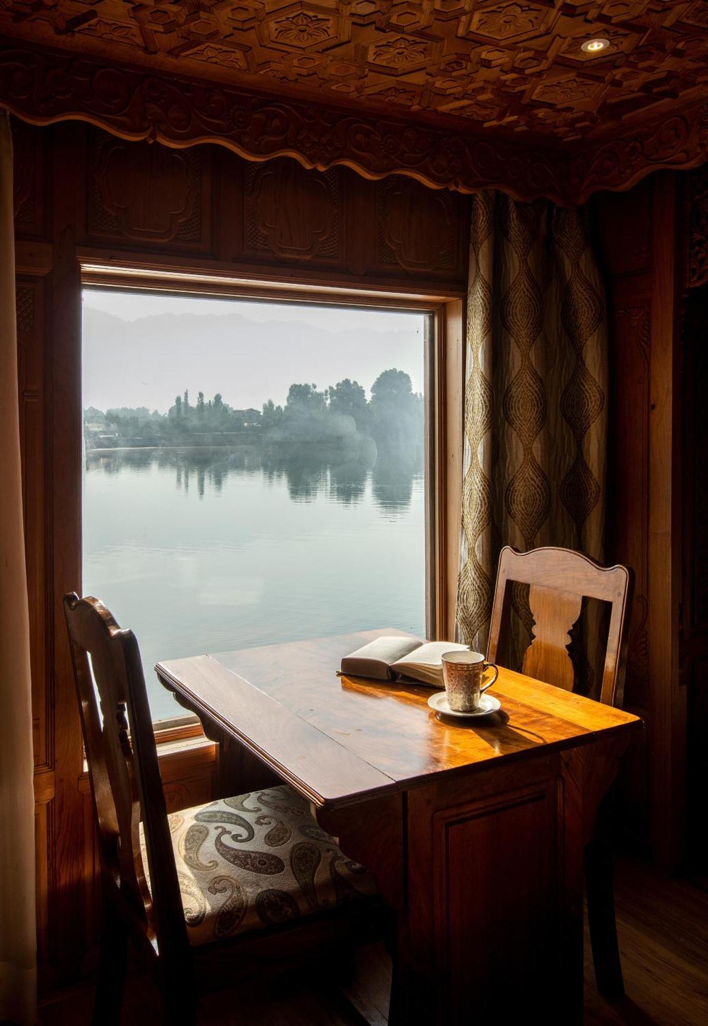 Mascot Houseboats Hotel Srīnagar Екстериор снимка