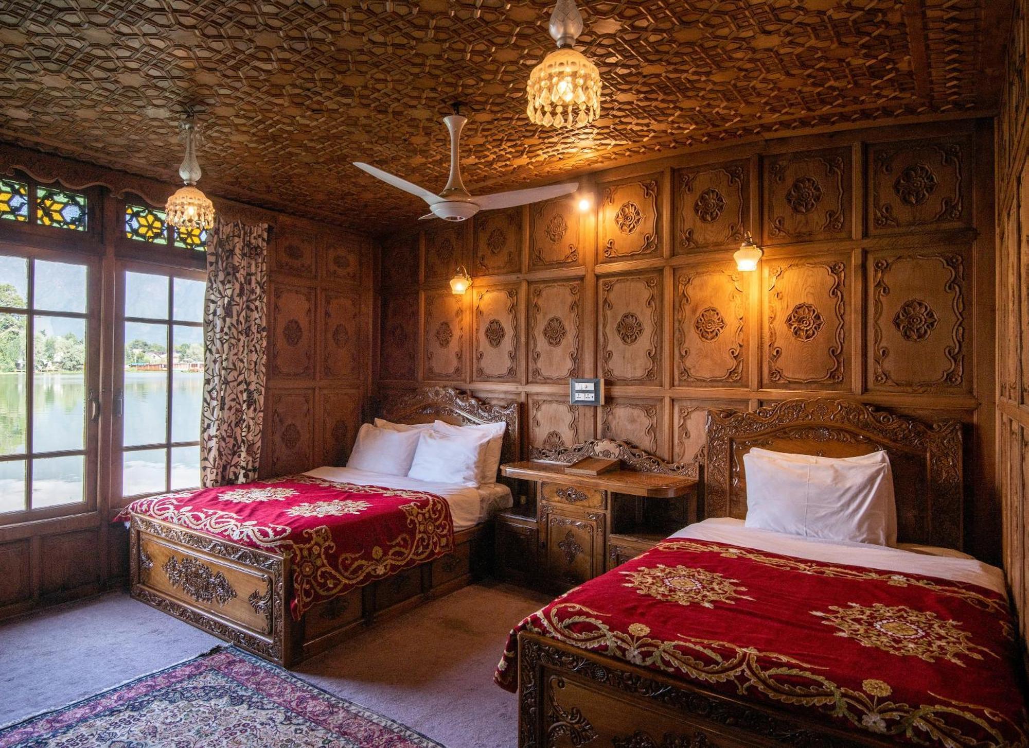 Mascot Houseboats Hotel Srīnagar Екстериор снимка