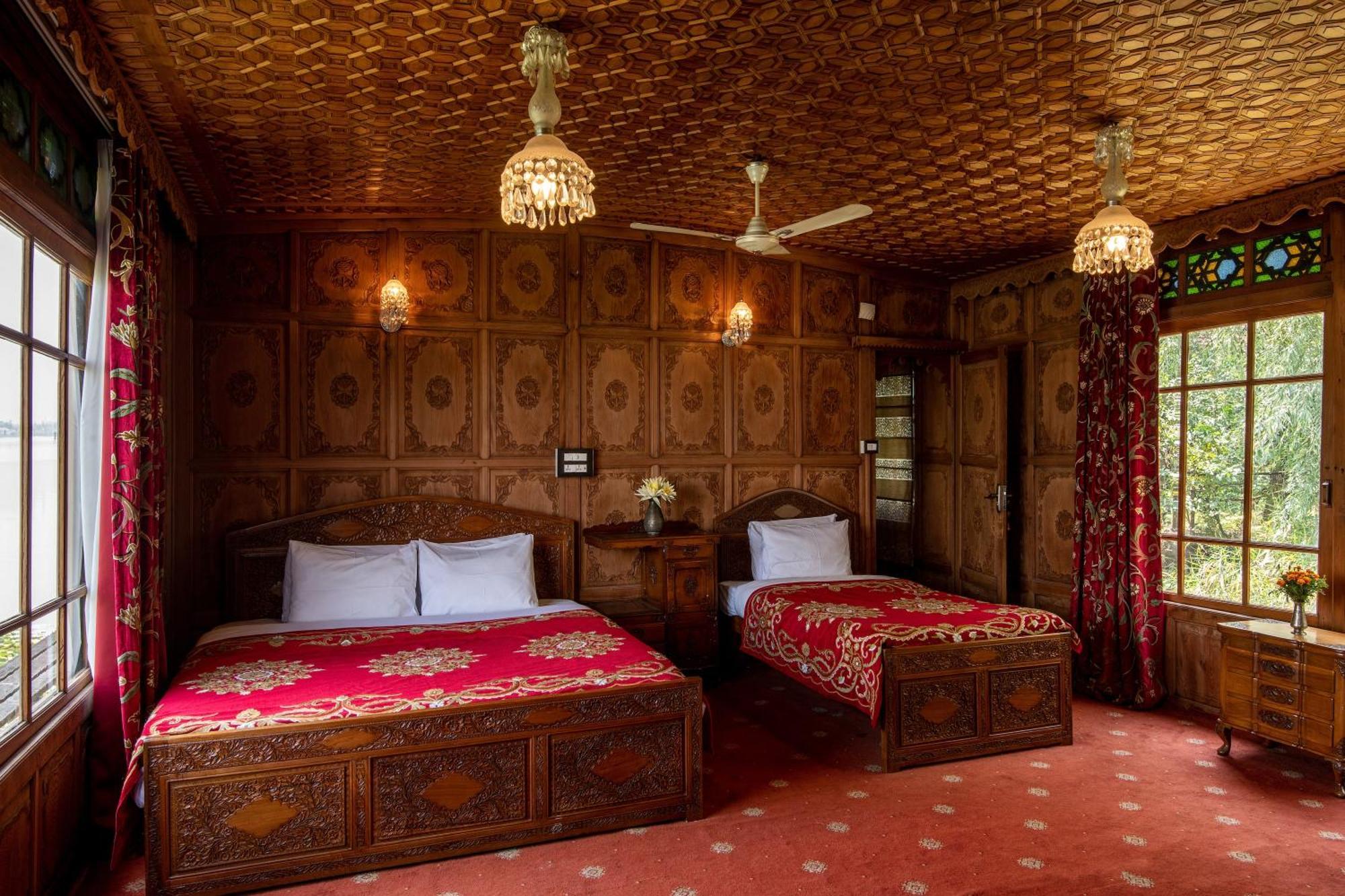 Mascot Houseboats Hotel Srīnagar Екстериор снимка