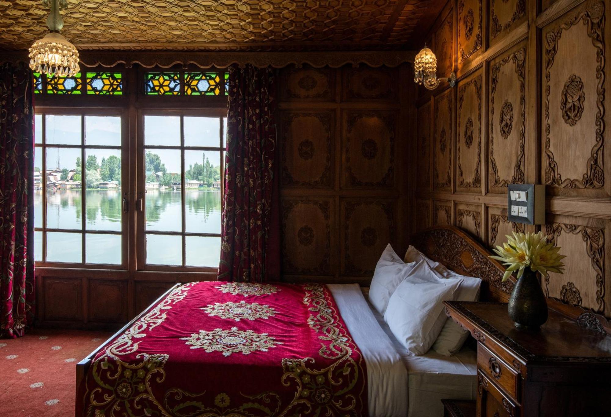 Mascot Houseboats Hotel Srīnagar Екстериор снимка