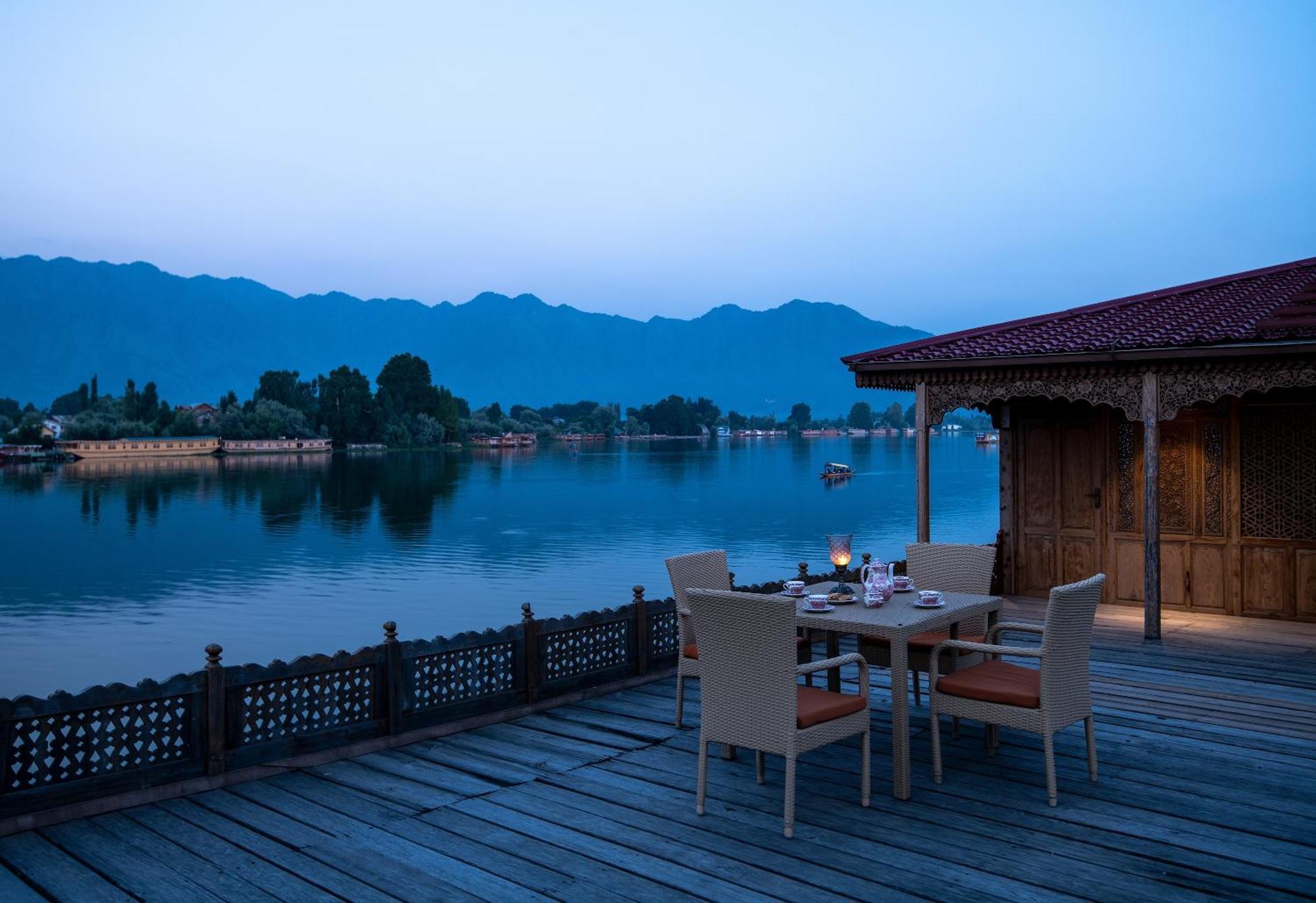 Mascot Houseboats Hotel Srīnagar Екстериор снимка