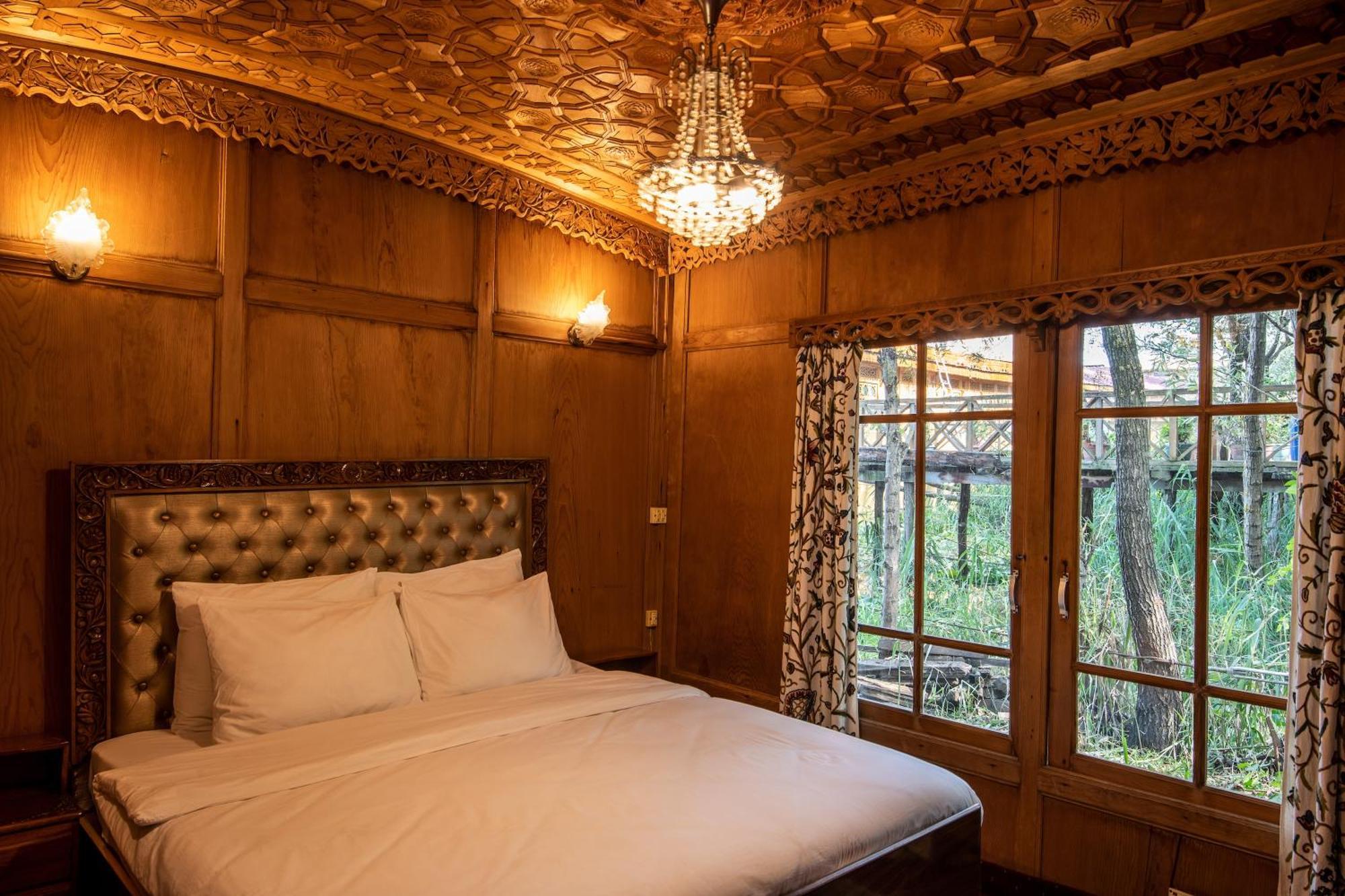 Mascot Houseboats Hotel Srīnagar Екстериор снимка