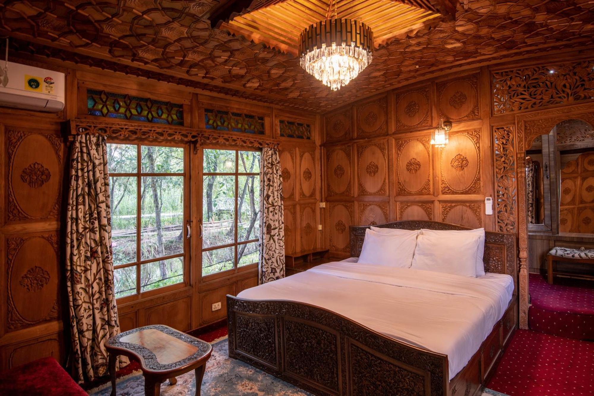 Mascot Houseboats Hotel Srīnagar Екстериор снимка