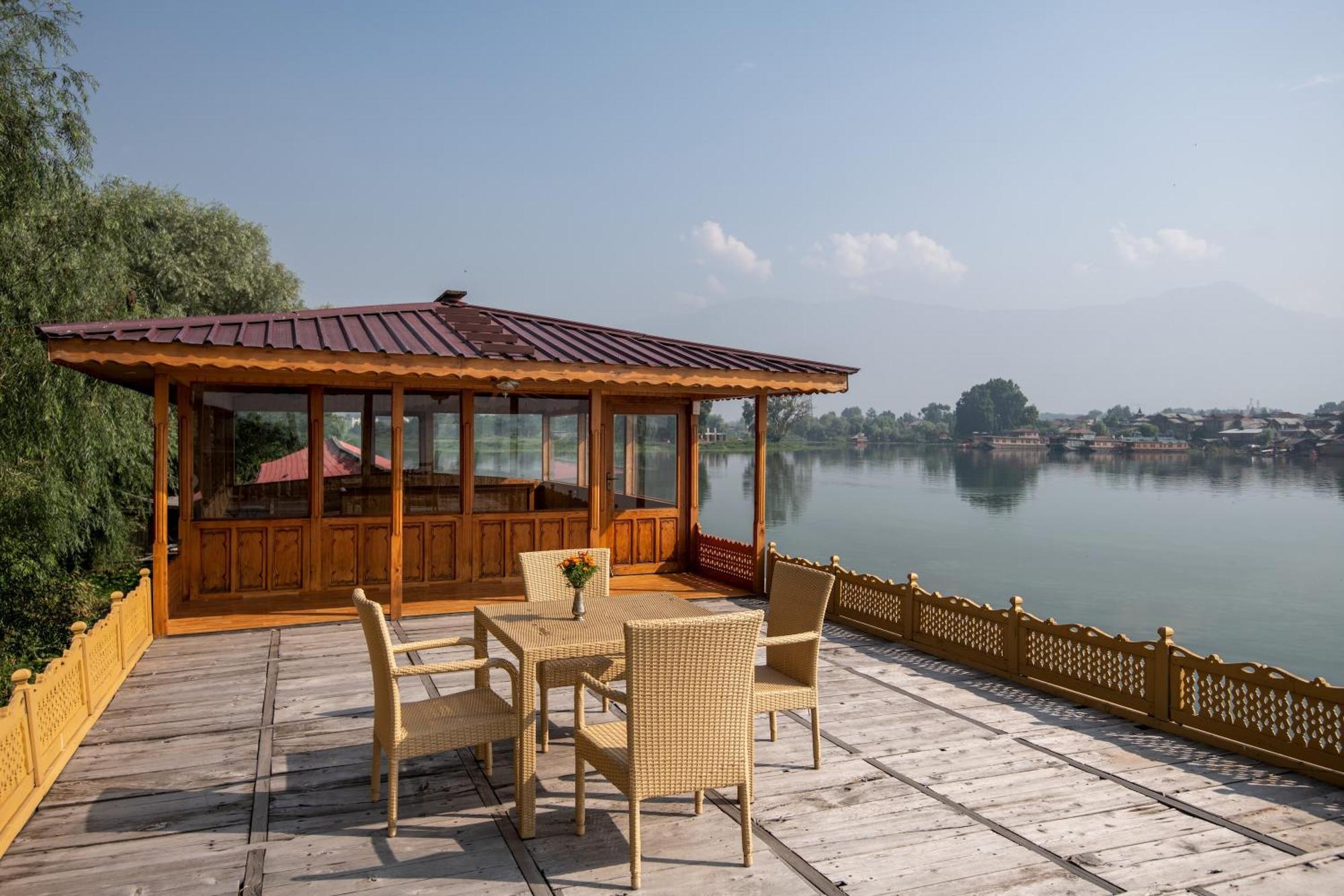 Mascot Houseboats Hotel Srīnagar Екстериор снимка