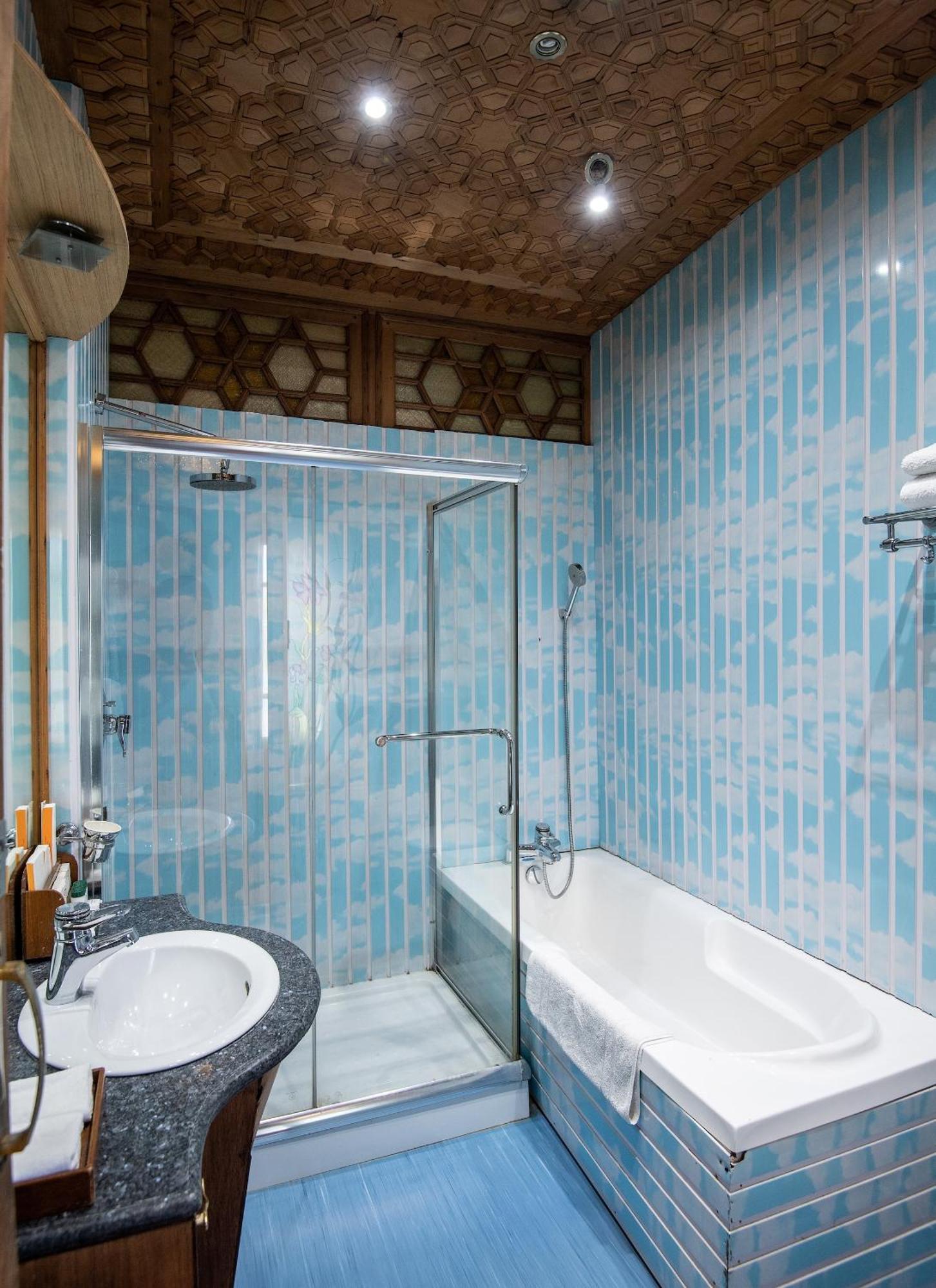 Mascot Houseboats Hotel Srīnagar Екстериор снимка