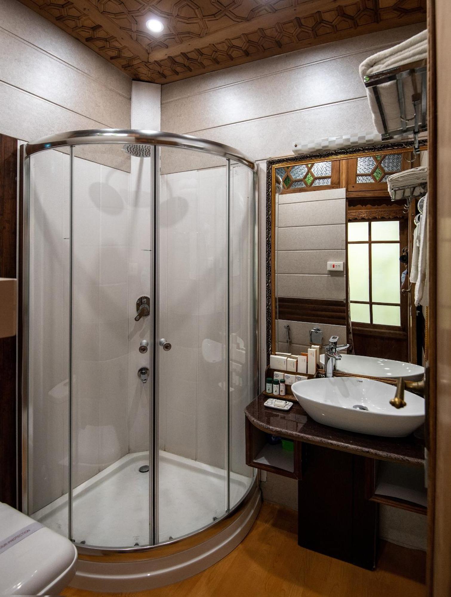 Mascot Houseboats Hotel Srīnagar Екстериор снимка
