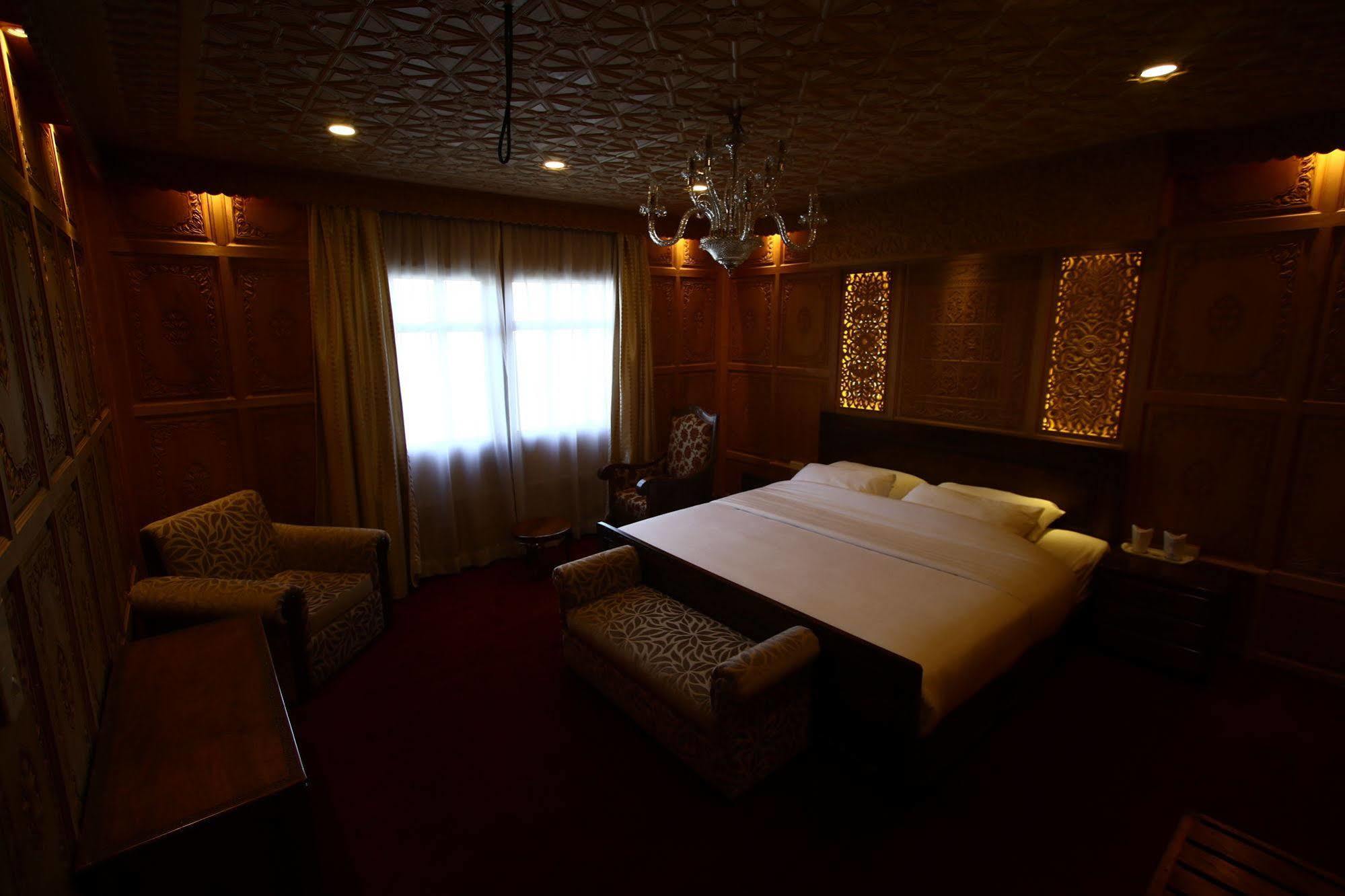 Mascot Houseboats Hotel Srīnagar Екстериор снимка