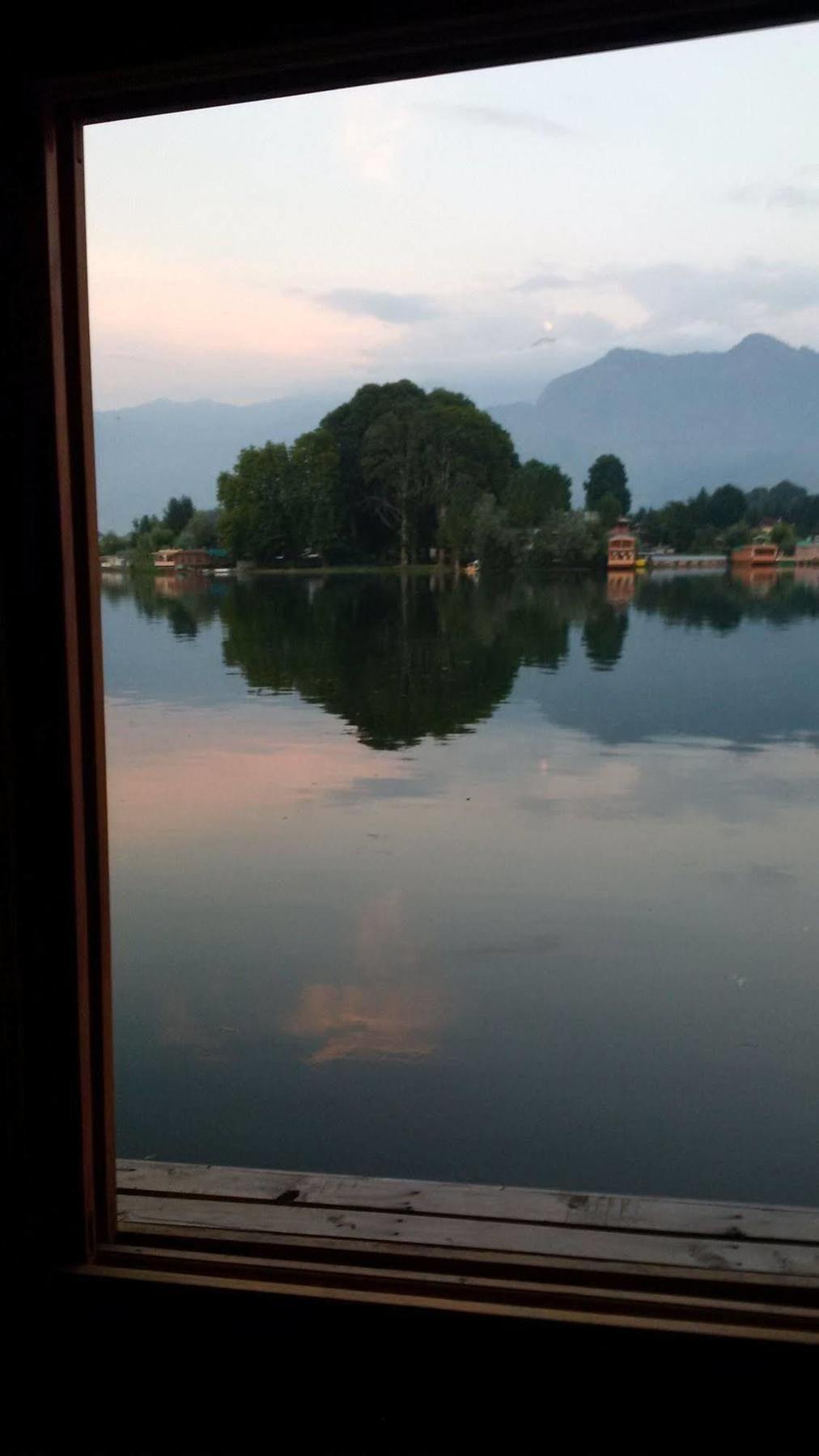 Mascot Houseboats Hotel Srīnagar Екстериор снимка